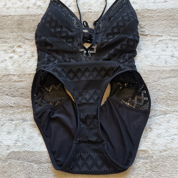 BECCA Crochet One-Piece Swimsuit in Black Size M - Picture 6 of 11